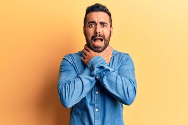 Günlük kıyafetler giymiş genç İspanyol adam bağırıyor ve boğularak ölüyor çünkü acı verici bir boğulma. Sağlık problemi. Boğulma ve intihar konsepti. 