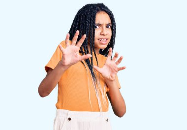 Sevimli Afro-Amerikalı kız günlük kıyafetler giyiyordu. İğrençti ve iğrenme ifadesi takınıyordu. Çünkü tiksinti reaksiyonu gösteriyordu. Eller havada. 