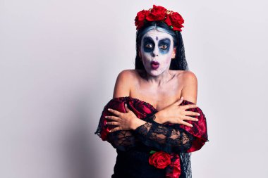 Meksika makyajlı genç bir kadın kış soğuğu için titriyor ve donuyor. Yüzünde üzgün ve şok ifadesi var. 