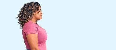 Genç Afro-Amerikan artı cüsseli kadın rahat bir görünüm ve kendine güvenen bir gülümseme istiyor.. 