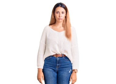 Güzel, genç bir kadın, günlük giysiler giymiş, üzgün ve endişeli, kızgın ve korkmuş. hüzünlü ifade. 