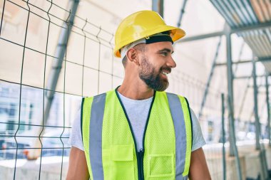 Genç İspanyol işçiler gülümsüyor. Şehrin caddesinde mutlu bir şekilde yürüyor.