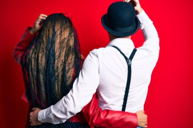 Ölü kostümün giyildiği gün kırmızı üzerine ters giyilen çift, elleri kafalarında şüpheyi düşünürler. 