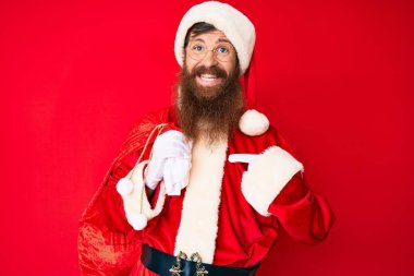 Uzun sakallı, yakışıklı, Noel Baba kostümü giyen ve koca çantalı, mutlu ve gururlu bir kendini gösteren genç adam. 