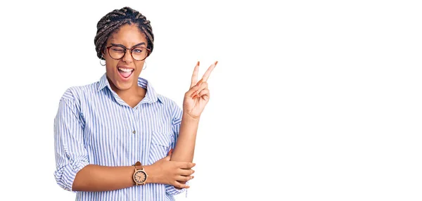 Молодая Африканская Американка Косичками Повседневной Одежде Очках Улыбающаяся Счастливым Лицом — стоковое фото