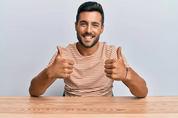 Bonito Hispânico Vestindo Roupas Casuais Sentado Mesa Sinal Sucesso Fazendo — Fotografia de Stock