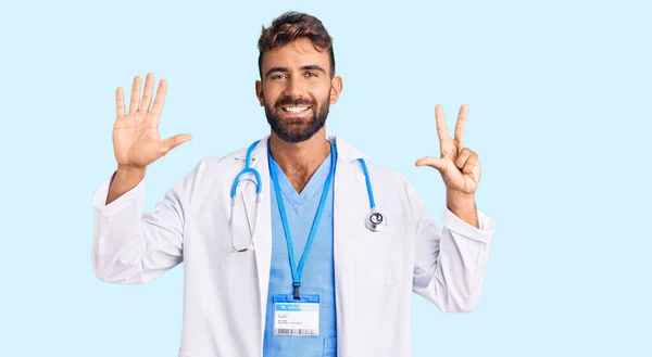 Giovane Uomo Ispanico Indossa Uniforme Medico Stetoscopio Mostrando Indicando Con — Foto Stock