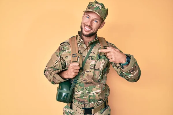군복을 자랑스럽게 사람을 가리키는 코카서스 — 스톡 사진
