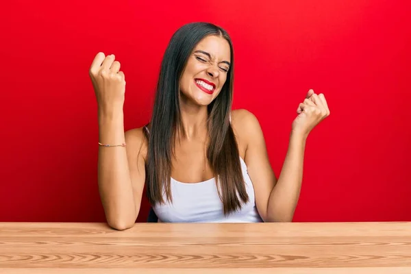 Jonge Spaanse Vrouw Casual Kleding Zittend Tafel Zeer Gelukkig Opgewonden — Stockfoto