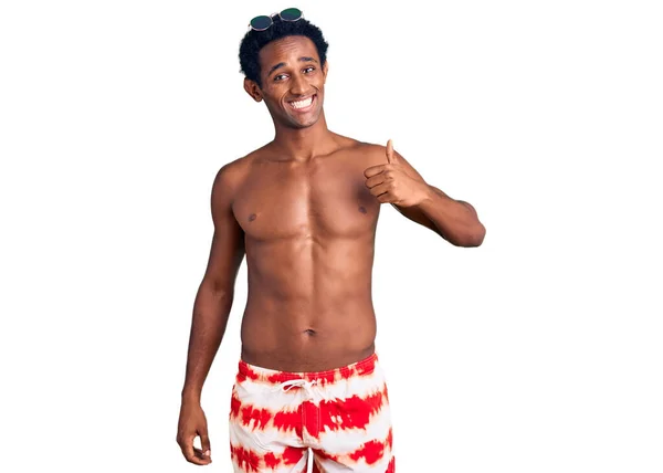 Hombre Guapo Africano Con Traje Baño Gafas Sol Haciendo Gesto —  Fotos de Stock