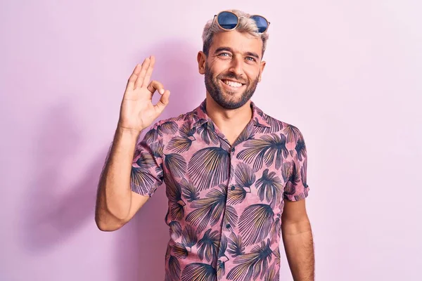 Bonito Loiro Férias Vestindo Camisa Casual Óculos Sol Sobre Fundo — Fotografia de Stock