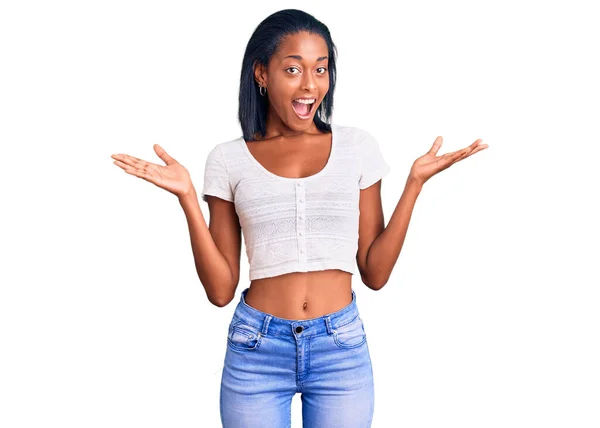 Mujer Afroamericana Joven Vistiendo Ropa Casual Celebrando Victoria Con Sonrisa —  Fotos de Stock