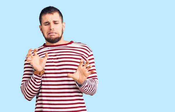 Jovem Homem Bonito Vestindo Blusa Listrada Expressão Enojada Descontente Temeroso — Fotografia de Stock