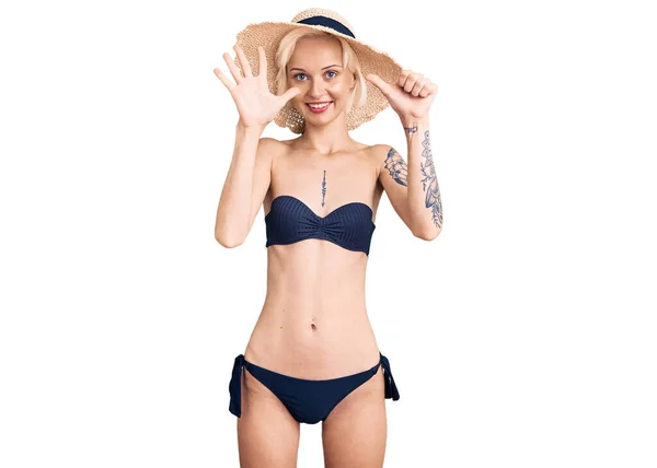 Giovane Donna Bionda Con Tatuaggio Che Indossa Bikini Cappello Estivo — Foto Stock