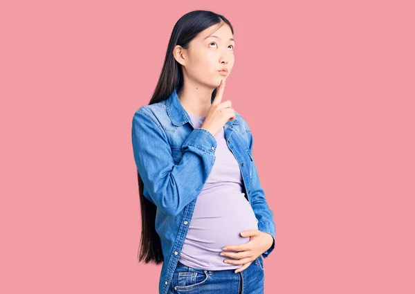 Jong Mooi Chinees Vrouw Zwanger Verwachten Baby Denken Geconcentreerd Twijfel — Stockfoto