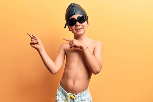 Criança Loira Bonito Vestindo Roupa Banho Óculos Nadador Sorrindo Olhando — Fotografia de Stock