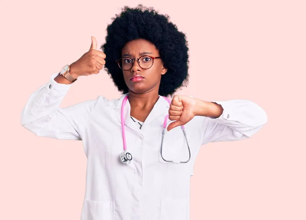 Young African American Woman Wearing Doctor Coat Stethoscope Doing Thumbs — Stock Photo, Image