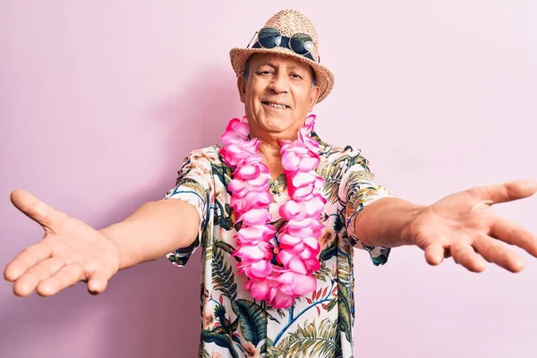 Senior Knappe Grijsharige Man Vakantie Het Dragen Van Zomerse Look — Stockfoto