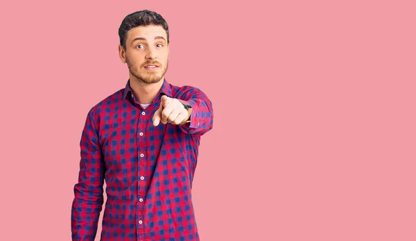 Guapo Joven Con Oso Con Camisa Casual Señalando Disgustado Frustrado — Foto de Stock