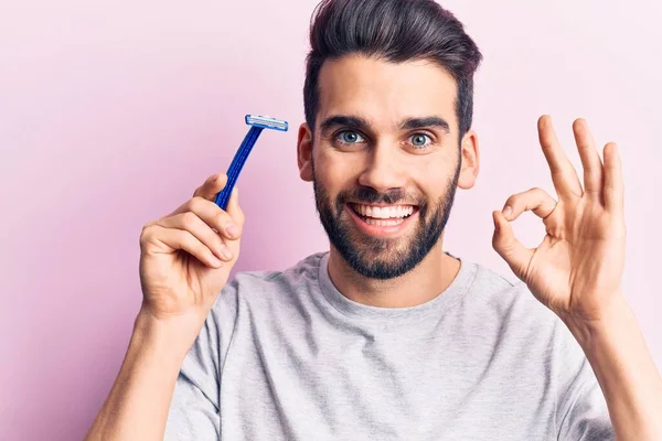 Joven Hombre Guapo Con Barba Sosteniendo Navaja Haciendo Signo Con — Foto de Stock