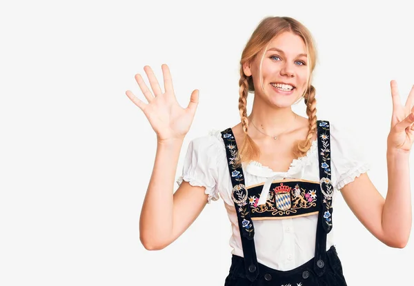 Junge Schöne Blonde Frau Trägt Oktoberfestkleid Und Zeigt Mit Finger — Stockfoto