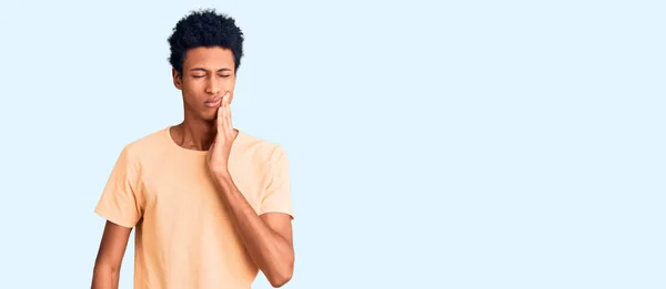 年轻的非洲裔美国人 身穿休闲服 手牵着嘴 因为牙齿疼痛或牙病而有痛苦的表情 — 图库照片