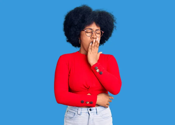年轻的非洲裔美国女孩 穿着休闲装 戴着眼镜 厌烦了打呵欠 双手捂着疲惫的嘴 烦躁不安和困倦 — 图库照片