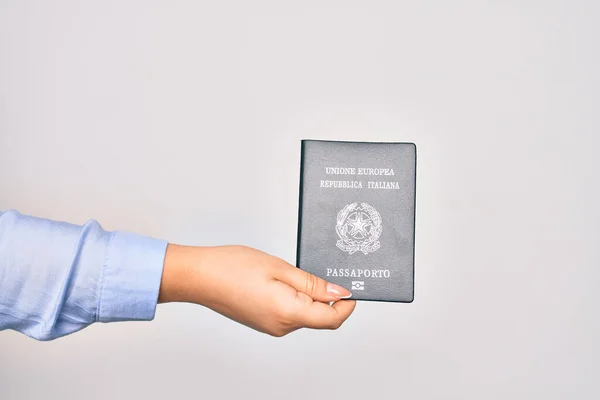 Mano Una Joven Caucásica Sosteniendo Pasaporte Italiano Italia Sobre Fondo —  Fotos de Stock