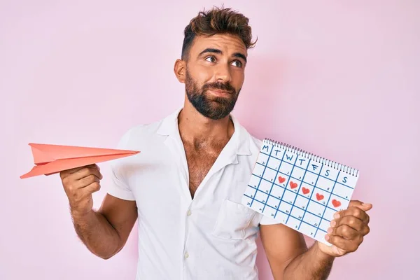 Bonito Homem Hispânico Com Barba Segurando Avião Papel Calendário Sorrindo — Fotografia de Stock