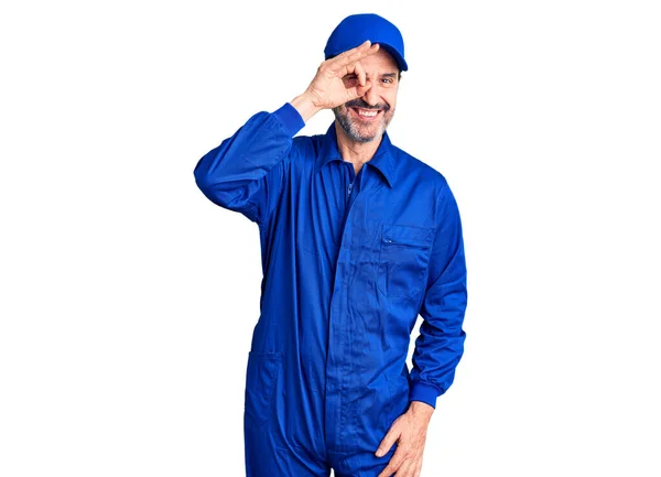 Middelbare Leeftijd Knappe Man Dragen Monteur Uniform Doet Gebaar Met — Stockfoto
