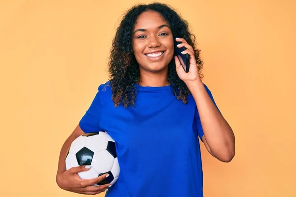 Jovem Afro Americana Segurando Bola Futebol Falando Smartphone Sorrindo Com — Fotografia de Stock