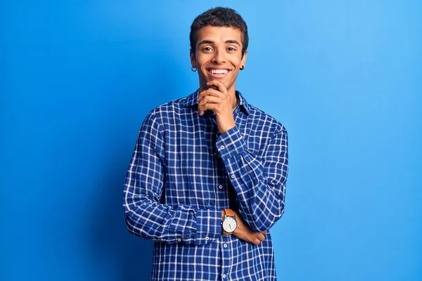 Jovem Americano Africano Vestindo Roupas Casuais Olhando Confiante Para Câmera — Fotografia de Stock