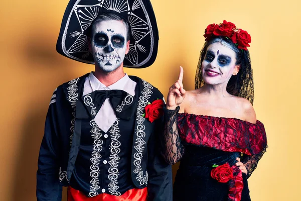 Νεαρό Ζευγάρι Φορώντας Μεξικάνικη Ημέρα Του Νεκρού Κοστούμι Πάνω Από — Φωτογραφία Αρχείου