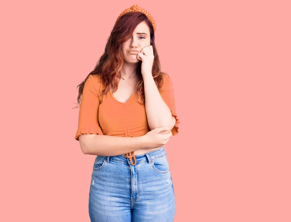 Jovem Mulher Bonita Vestindo Roupas Casuais Pensando Que Parece Cansado — Fotografia de Stock