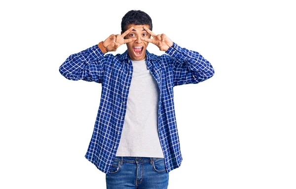 Ung Afrikansk Amercian Man Bär Casual Kläder Gör Fred Symbol — Stockfoto