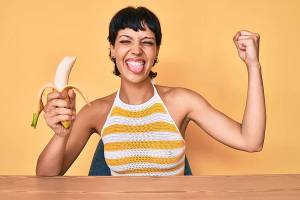 Menina Adolescente Morena Comendo Banana Como Lanche Saudável Furando Língua — Fotografia de Stock