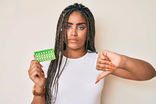 Jonge Afro Amerikaanse Vrouw Met Vlechten Die Anticonceptiepillen Vasthoudt Met — Stockfoto