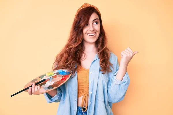 Junge Schöne Frau Mit Pinsel Und Palette Die Den Daumen — Stockfoto