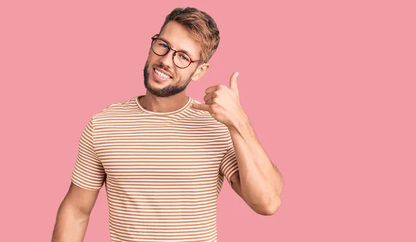 Young Caucasian Man Wearing Casual Clothes Glasses Smiling Doing Phone — Stock Photo, Image