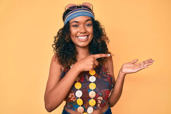 Νεαρή Αφροαμερικανή Γυναίκα Μποέμικο Και Χίπικο Στυλ Έκπληκτη Και Χαμογελαστή — Φωτογραφία Αρχείου