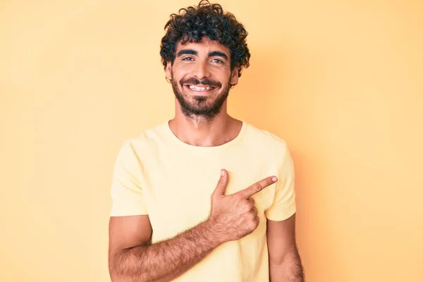 Beau Jeune Homme Aux Cheveux Bouclés Ours Portant Shirt Décontracté — Photo