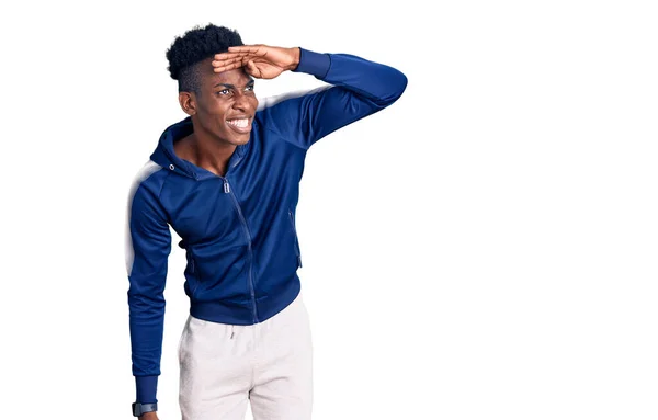 Jonge Afro Amerikaanse Man Draagt Sportkleding Heel Blij Glimlachend Kijkt — Stockfoto