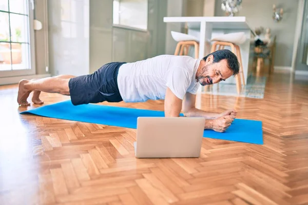 Homem Meia Idade Com Treinamento Barba Alongamento Fazendo Exercício Casa — Fotografia de Stock