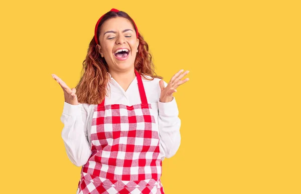 Junge Lateinische Frau Schürze Feiert Verrückt Und Verrückt Nach Erfolg — Stockfoto