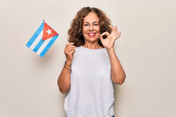 Středního Věku Krásná Turistka Drží Kubánskou Vlajku Nad Izolovaným Bílým — Stock fotografie