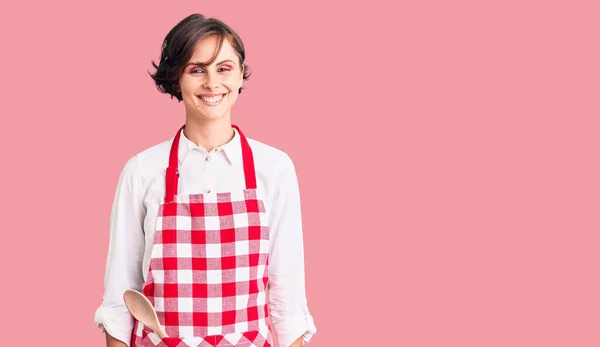 Schöne Junge Frau Mit Kurzen Haaren Und Kochschürze Mit Einem — Stockfoto