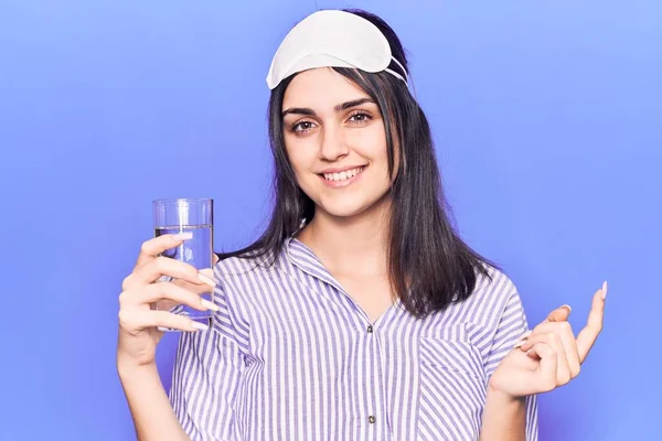 마스크를 행복하게 손가락으로 가리키는 물컵을 마시는 아름다운 — 스톡 사진