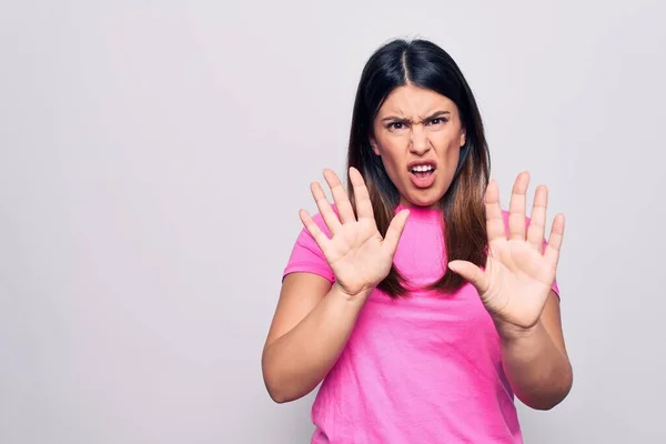 Junge Schöne Brünette Frau Lässigem Rosafarbenem Shirt Das Vor Weißem — Stockfoto