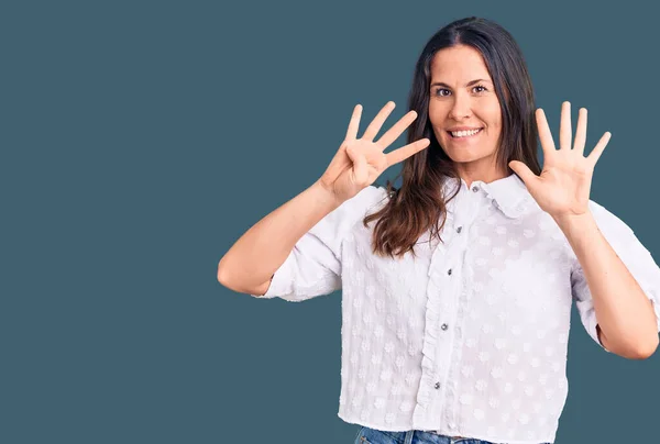 Genç Güzel Esmer Günlük Gömlekler Giyen Dokuz Numaralı Parmaklarıyla Işaret — Stok fotoğraf