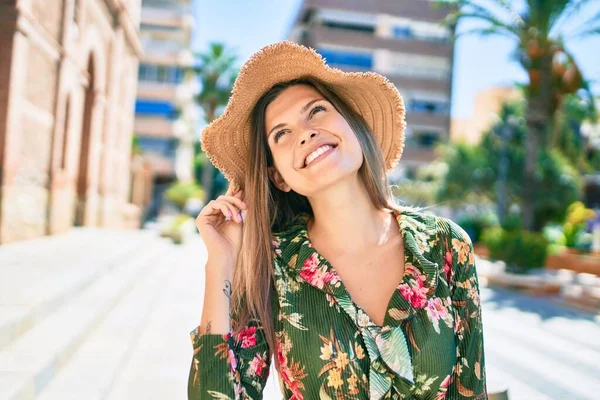 Piękna Biała Kobieta Uśmiecha Się Szczęśliwa Słoneczny Dzień Świeżym Powietrzu — Zdjęcie stockowe